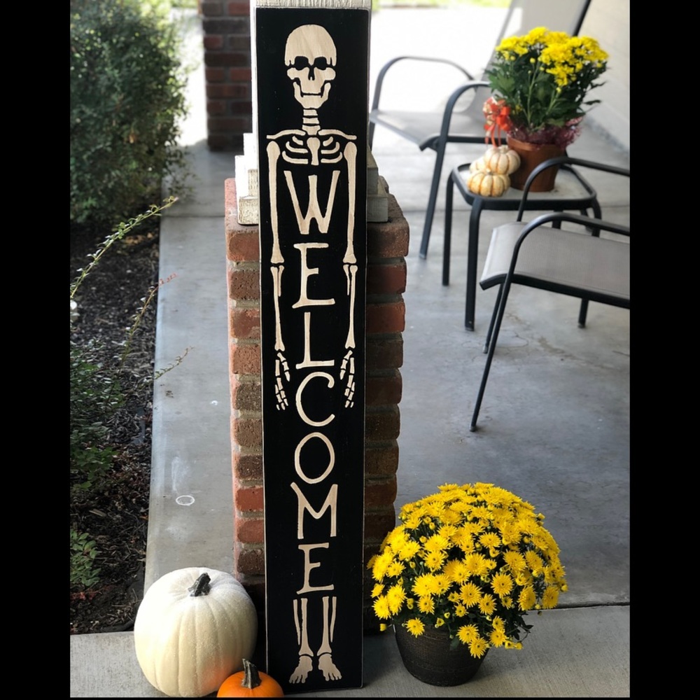 Halloween skeleton welcome sign